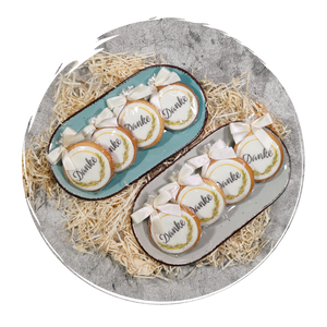 Vegane Kekse mit „Danke“-Aufdruck, verpackt in Zellophan und mit Satinschleife verschlossen.